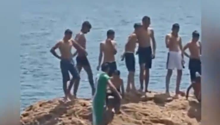Antalya’da Suriyeli Sığınmacılar, ÖSO Bayrağı Açıp Denize Girdi