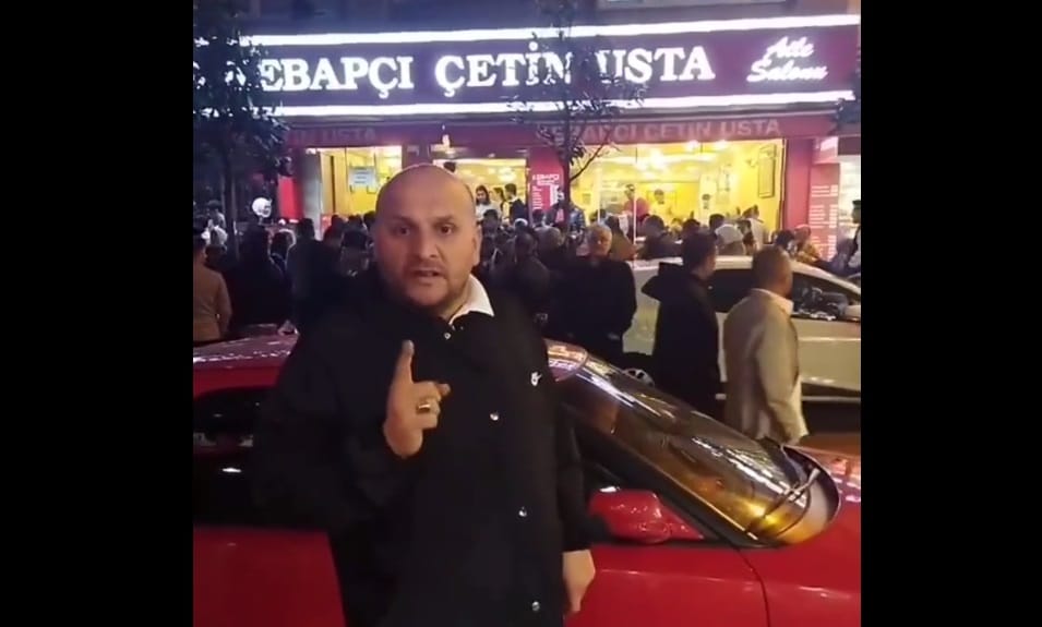 Bir vatandaş İstanbul’da bir kebapçıdaki sırayı göstererek “ekonomik kriz var demek ihanettir” dedi.