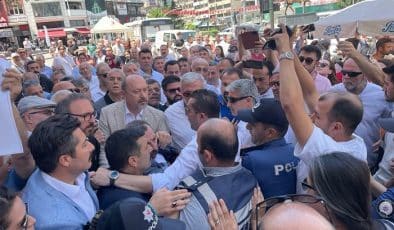 Bursa’da AKP İl Başkanlığı’nın önüne boş benzin bidonu bırakmak isteyen İYİ Partili milletvekillerine polis engel oldu.