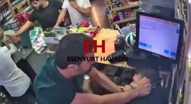 Esenyurt’ta Tekel bayisine yapılan baskın kamerada! Baskında iki kişi öldü. Bir kişi yaralandı.