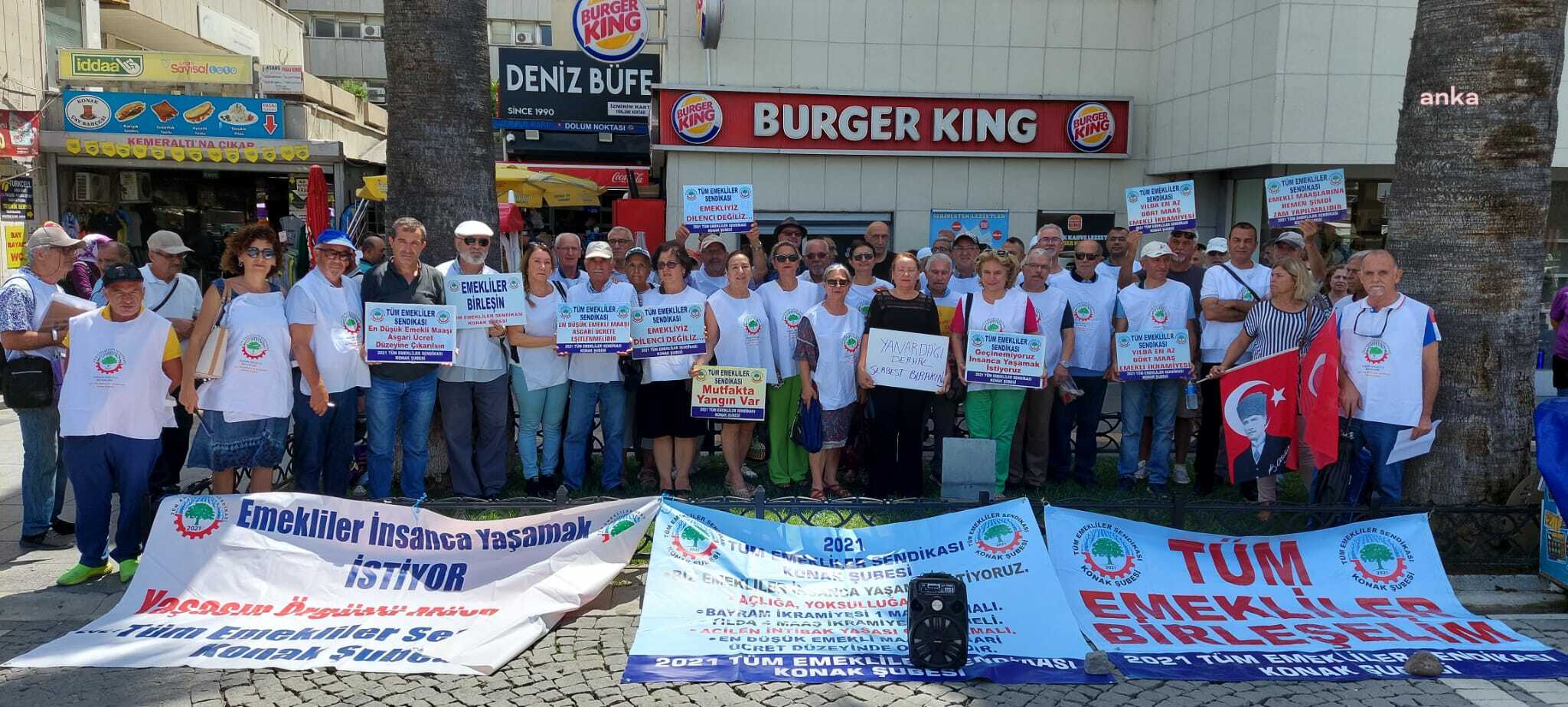 İzmir’de emekliler, şemsiyelerini açarak ‘zam yağmuru’nu protesto etti.