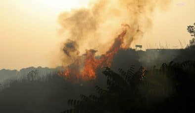 İzmir’in Kınık ilçesinde dün çıkan orman yangını sürüyor.