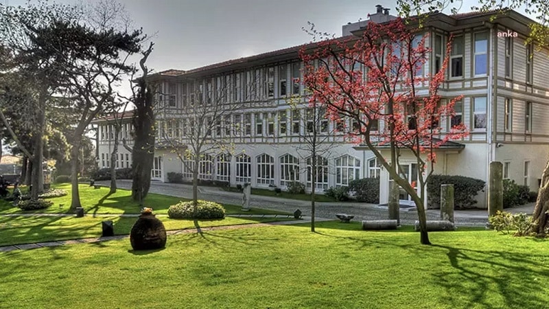 Koç Holding, Yapı Kredi’deki yüzde 6,8’lik payını 6,8 milyar liraya sattığını duyurdu.