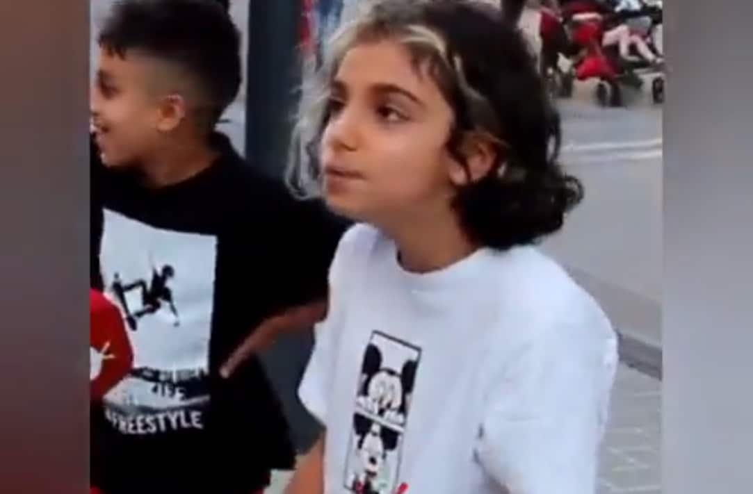 Sokak röportajı esnasında mikrofon uzatılan küçük bir kız: Dondurmanın topu olmuş 20 lira. Ne ekonomisinden bahsediyordunuz