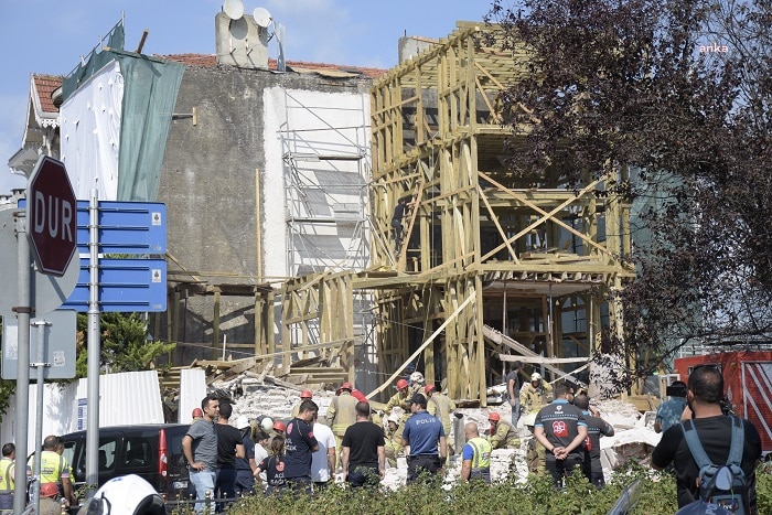 İstanbul Beşiktaş’ta çöken binanın enkazından yaralı çıkarılan 22 yaşındaki mimarlık stajyeri hayatını kaybetti.