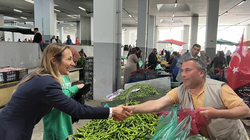 CHP’li Aylin Nazlıaka: “Saray’da ejder meyvesi yiyenler, çocuğuna bir tane elma bile alamayan annelerin yaşadığı çaresizliği anlamıyor.”
