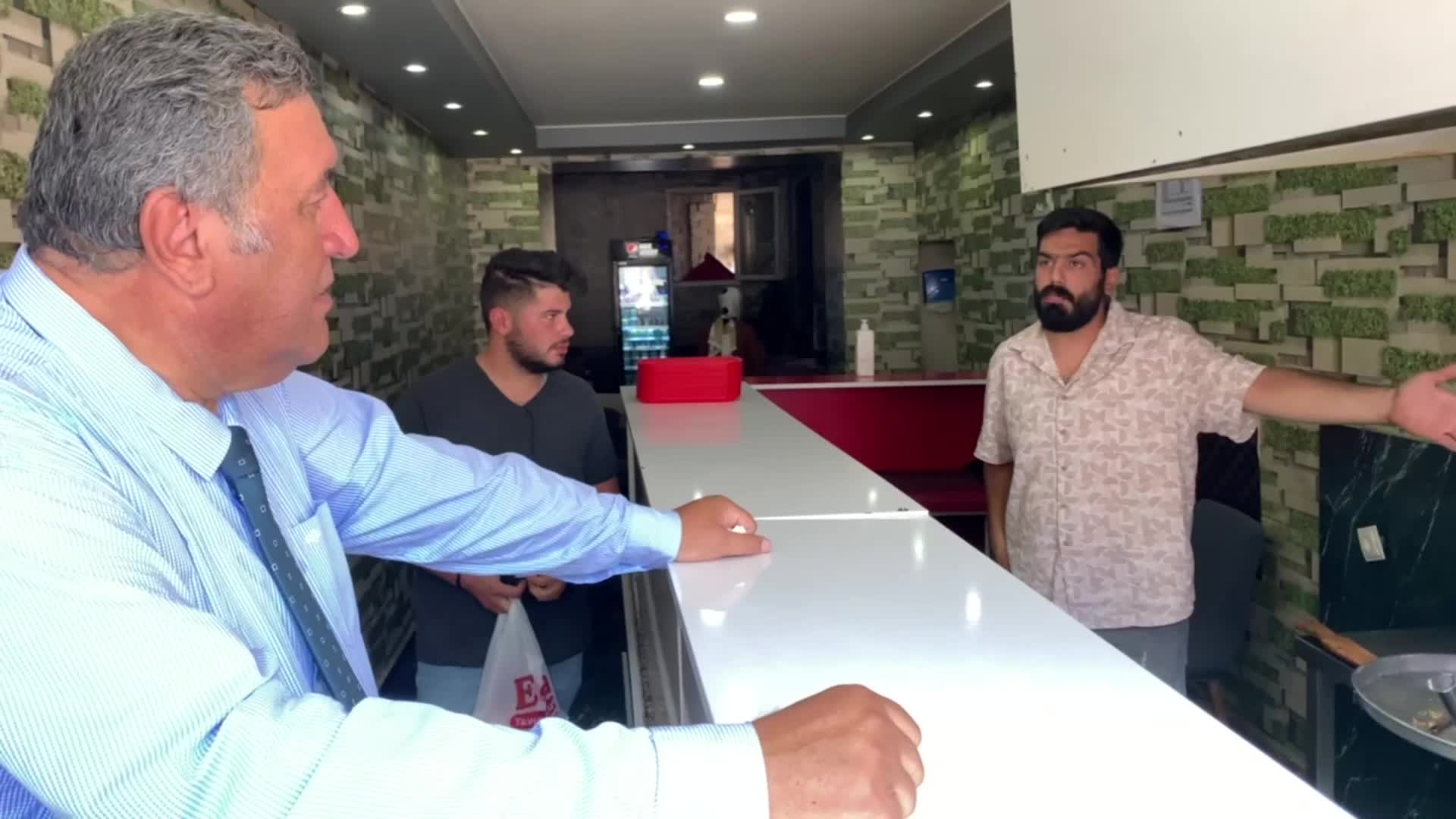 CHP’li Ömer Fethi Gürer’in Ulukışla’da dinlediği esnaf, “Kaçak – Göçek gideceğiz; Suriyeliler gibi, Afganlar gibi…”
