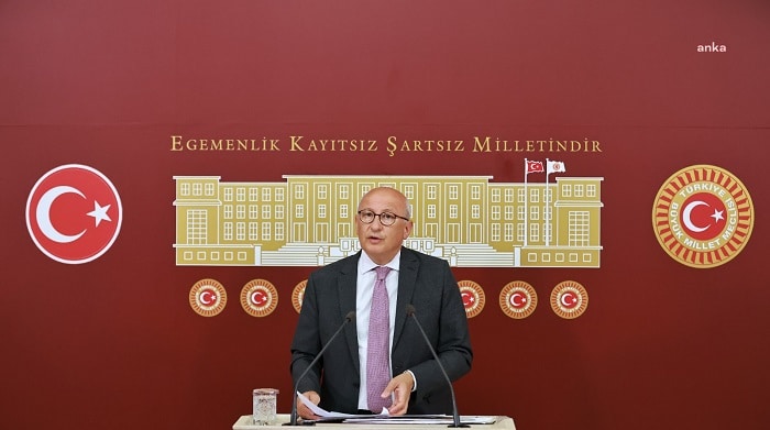 CHP’li Utku Çakırözer: “Türkiye’de göçle mücadele için mükemmeliyet merkezi kurulacağını İngiltere’deki bakanlık açıklıyor. Türkiye’de hiçbir yetkiliden ses çıkmıyor.”