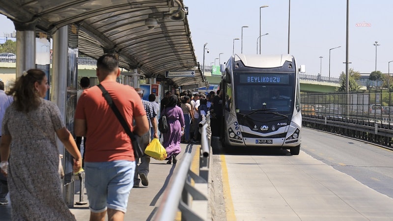 İstanbul Büyükşehir Belediyesi’nin yeni metrobüsleri sefere başladı.