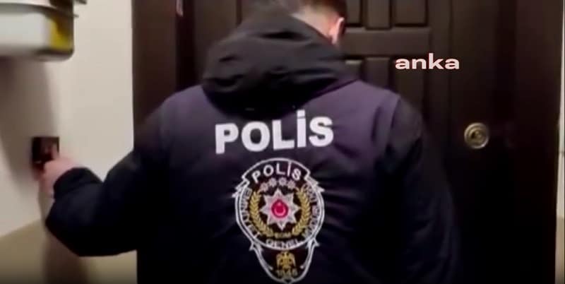 İstanbul’da, bilişim suçları dolayısıyla haklarında mahkumiyet kararları bulunan 24 kişi yakalandı.