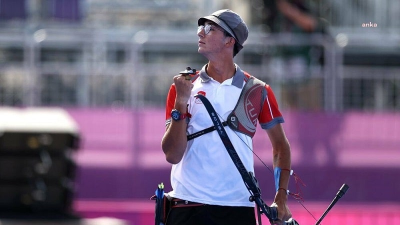 Mete Gazoz, Dünya Okçuluk Şampiyonası’nda Kanadalı rakibi Eric Peters’i 6-4 yenerek altın madalya kazandı.