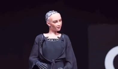 Mevzular Açık Mikrofon’a katılan robot Sophia, “Kemal Kılıçdaroğlu istifa etmeli mi?” Sorusuna cevap verdi