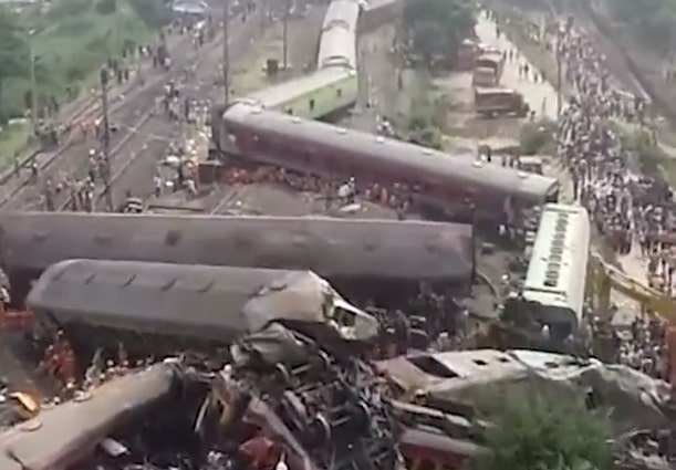 Pakistan’da yolcu treni raydan çıktı, Ölü ve yaralılar var