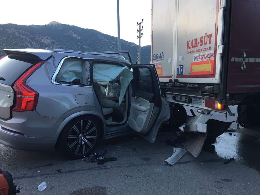 Şarkıcı Tan Taşçı ve menajeri Burdur’da trafik kazası geçirdi.