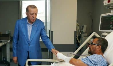 Cumhurbaşkanı Erdoğan, Ali Sabancı’yı hastanede ziyaret etti.