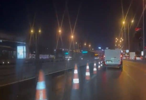 İstanbul’da Araçlı bir şahıs, İBB’nin Metrobüs yol çalışması için konulan dubaları kasıtlı olarak devirip yolcuların can güvenliğini tehlikeye attı.