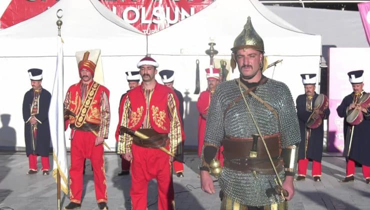 Milli Savunma Bakanlığı Mehteran Ekibi, Başkent Kültür Yolu Festivali’nin üçüncü gününde Ulus Meydanı’nda Başkentlilerle buluştu.