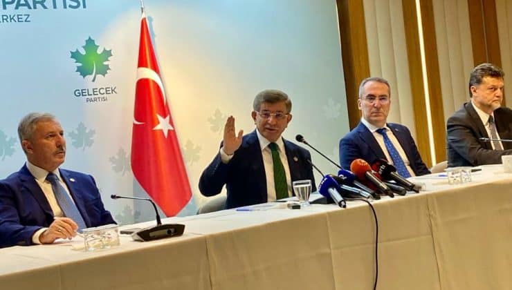 Ahmet Davutoğlu, AKP Kongresinde parti yönetiminde yapılan değişikliği “tasfiye” olarak niteledi.