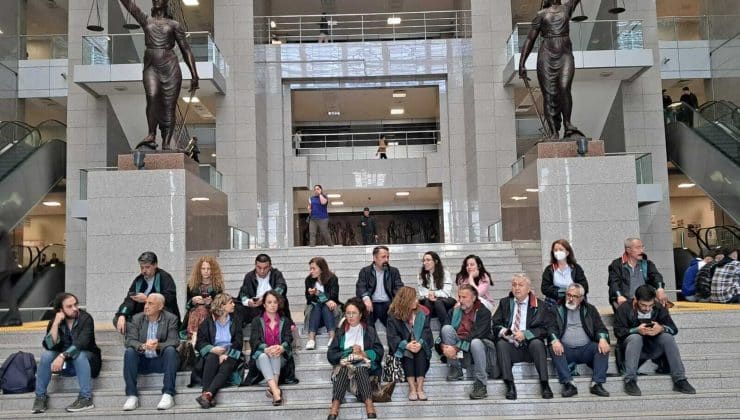 Avukatlar, Can Atalay için İstanbul Adliyesi’nde dün başlattıkları oturma eylemine devam ediyor.