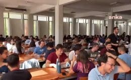 Ege Üniversitesi’nde yeni akademik yıl, öğrencilerin yüzde 250’yi aşan yemek zammı protestosuyla başladı.