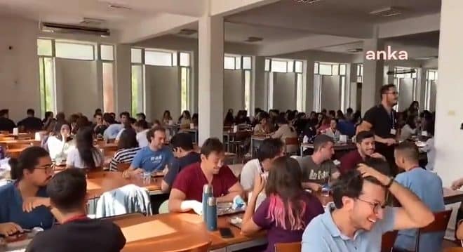 Ege Üniversitesi’nde yeni akademik yıl, öğrencilerin yüzde 250’yi aşan yemek zammı protestosuyla başladı.