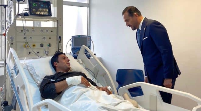 İYİ Parti Sözcüsü Kürşad Zorlu, bugün terör saldırısında yaralanan polisleri tedavi gördükleri hastanede ziyaret etti.