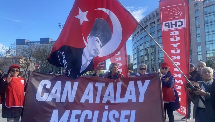 CHP İlçe Örgütleri, İstanbul Adliyesi önünde ‘Adalet Nöbeti’ne devam etti.