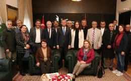 Özgür Özel, CHP’ye dönen belediye meclisi üyelerine rozet taktı