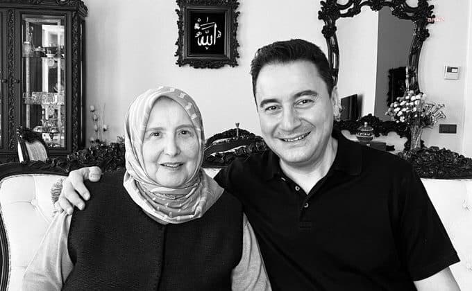 Ali Babacan’ın annesi Güneri Babacan, hayatını kaybetti.