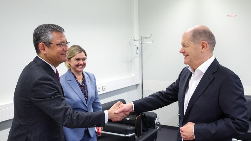 CHP Genel Başkanı Özgür Özel, Berlin’de; Almanya Başbakanı Olaf Scholz ile bir araya geldi.