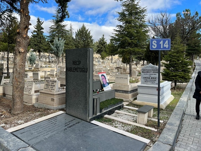 Necip Hablemitoğlu, silahlı saldırı sonuncu yaşamını yitirmesinin 21. yılında mezarı başında anıldı.