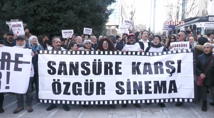 Oyunculardan Kadıköy’de “Kızıl Goncalar” Protestosu