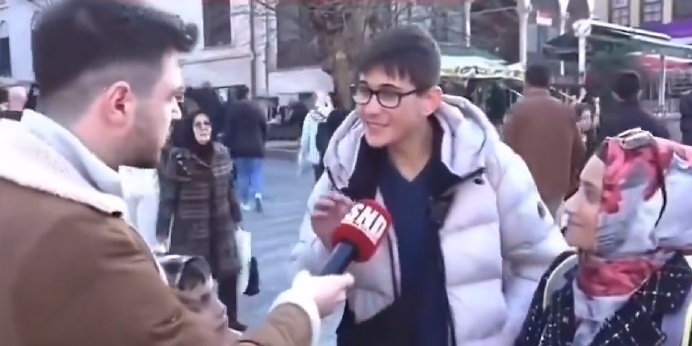Ekonominin iyi olduğunu söyleyen kadın, 18 yaşında hem okuyup hem çalışmak zorunda kalan oğlu AK Parti’den şikayet edince oğlunu fırçaladı
