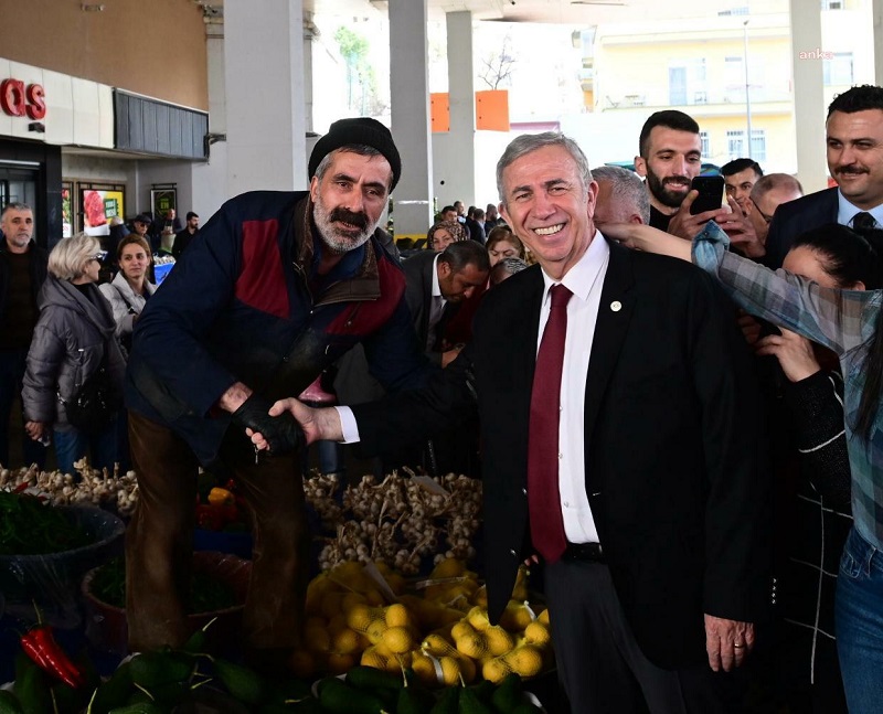 ABB Başkanı Mansur Yavaş, Esat Pazarı’nda esnaf ve vatandaşlarla buluştu.