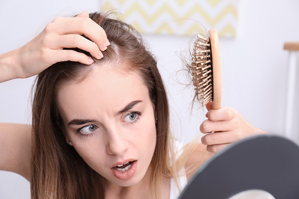 Saç Dökülmesi Nedenleri ve Önleme Yöntemleri