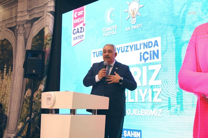 Depremde ailesini kaybedip dillere destan düğün yapan AKP’li başkan istifa etti