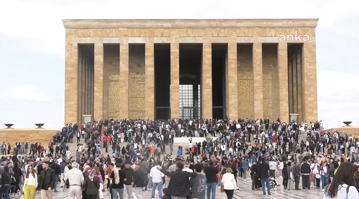 Anıtkabir, Ramazan Bayramı boyunca 120 bini aşkın ziyaretçiyi ağırladı.