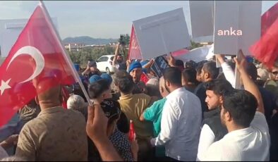 Antalya’da CHP’liler Mesut Kocagöz’ün tutuklanmasını protesto etti.