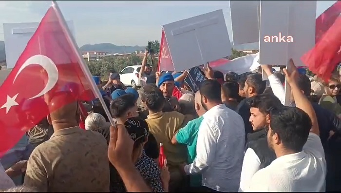 Antalya’da CHP’liler Mesut Kocagöz’ün tutuklanmasını protesto etti.