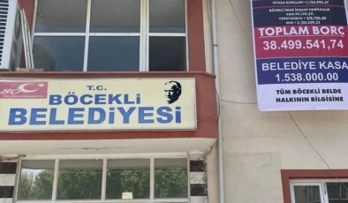Böcekli Belediyesi’nin MHP’li Başkanı İbrahim Çerçi, AKP’den kalan borç listesini astı