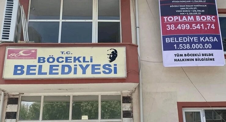 Böcekli Belediyesi’nin MHP’li Başkanı İbrahim Çerçi, AKP’den kalan borç listesini astı