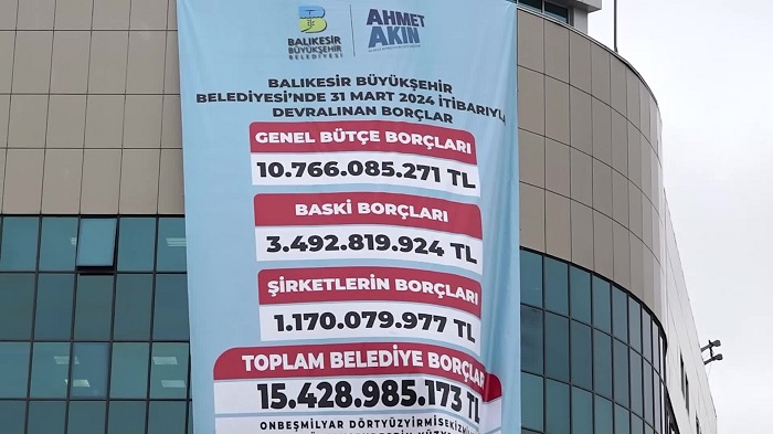 Balıkesir Büyükşehir Belediyesi’nin borcu belediye binasına asıldı.