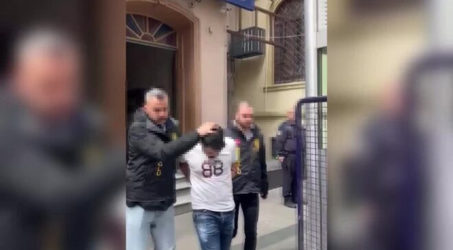 Beyoğlu’nda bir turistik işletmede kamuflaj kıyafetle servis görüntüleri sosyal medyada yayılınca gözaltına alınan yabancı uyruklu garson tutuklandı.