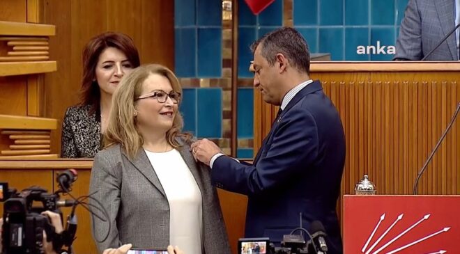 İYİ Parti’den daha önce istifa eden İstanbul Milletvekili Ayşe Sibel Yanıkömeroğlu CHP’ye katıldı.