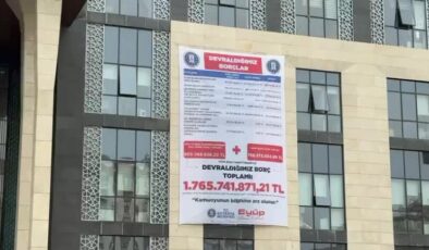 Kütahya Belediye Başkanı Eyüp Kahveci eski borçları belediye binasına astı