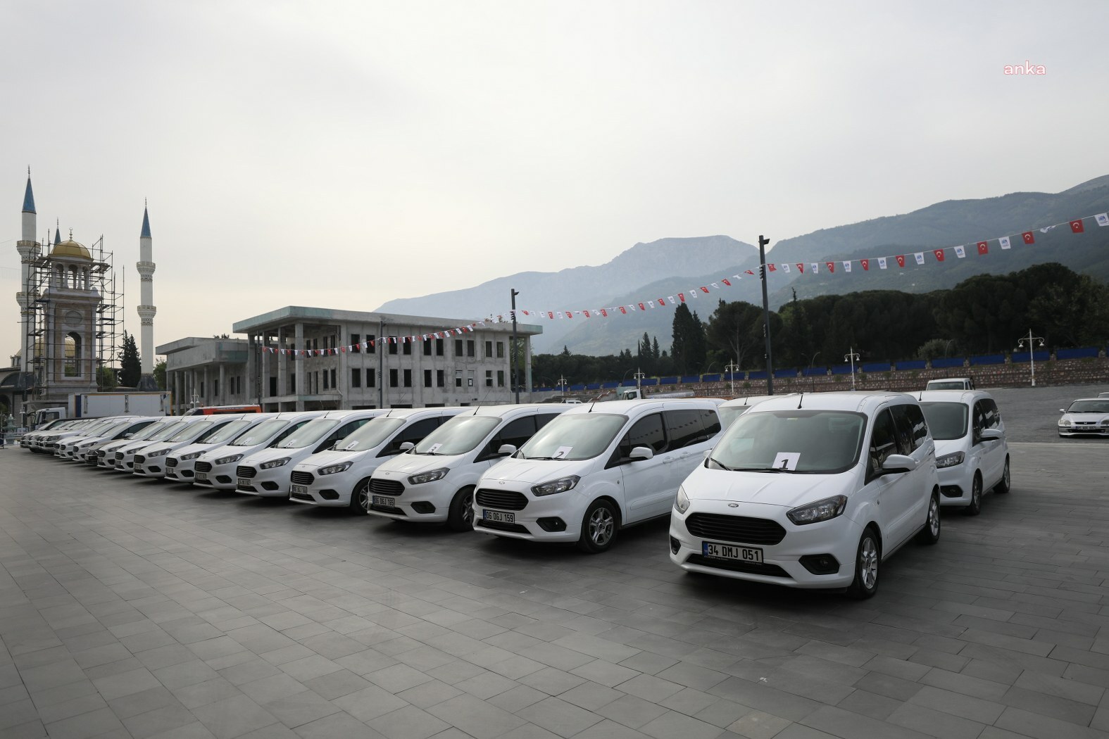 Manisa Yunusemre Belediyesi’nin ihtiyaç fazlası 48 kiralık aracı, 100. Yıl Meydanı’nda sergilendi.