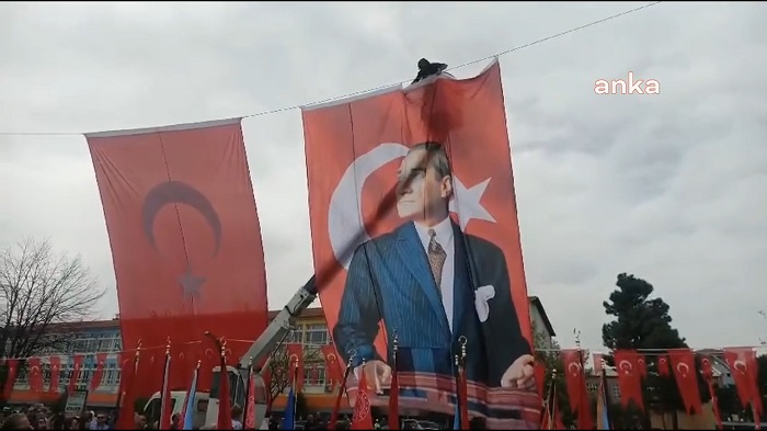 Ordu’da, 23 Nisan töreninde tepkiler üzerine alana sonradan Atatürk’ün posteri asıldı.