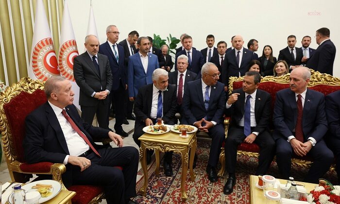 Özgür Özel, Cumhurbaşkanı Erdoğan ile Meclis’teki 23 Nisan Resepsiyonu’nda bir araya geldi
