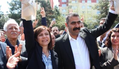 Türk bayrağını kaldıran Diyarbakır Büyükşehir Belediyesi başkanı Ayşe Serra Bucak Küçük: “ Bayrak, marş gibi değerler üzerinden organize bir saldırıyla karşı karşıyayız.”