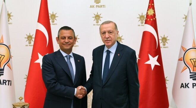 Cumhurbaşkanı Erdoğan ile CHP Genel Başkanı Özgür Özel görüşmesi AKP Genel Merkezi’nde başladı.